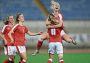 Das wollen wir öfters sehen: jubelnde Schweizerinnen, wie die Krienserin Lara Dickenmann (oben). Bild: Karadjias/AP (Larnaca, 2. März 2018)