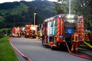 Die Nachbarschafts-Unterstützung bei den Feuerwehren funktioniert ausgezeichnet. Die Zusammenarbeit wird auch bei Regionalübungen trainiert; hier die Feuerwehren Sennwald, Gams, Grabs und Buchs bei einer Übung in Gams. (Bild: Hansruedi Rohrer, 22.August 2016)