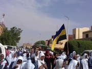 In ihre Schuluniformen gekleidet und sudanesische Flaggen schwenkend skandierten am Dienstag Schülerinnen und Schüler Parolen wie «Einen Schüler töten heisst ein Land zu töten». Bei Protesten gegen die Militärführung des Landes waren am Montag fünf Schüler getötet worden. (Bild: KEYSTONE/AP Sudanese Congress Party)