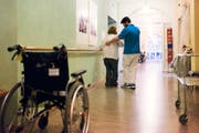 Ein Zivildienstleistender hilft bei der Pflege aus. (Bild: KEYSTONE/Christian Beutler)