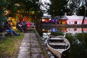 Das Openair Rock the Frog am Schlatterweiher im thurgauischen Hugelshofen: Familiäre Stimmung am Badweiher und im Kinderzelt. (Bild: Nana do Carmo)