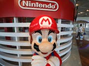 Nintendos Spielkonsole mit Games wie Super Mario findet weiterhin guten Absatz. (Bild: KEYSTONE/AP/KOJI SASAHARA)