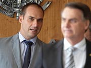 Der brasilianische Präsident Jair Bolsonaro (rechts) hat vergangene Woche seinen Sohn Eduardo Bolsonaro (links) für den Posten als Botschafter in Washington nominiert. Oppositionspolitiker verurteilten dies als Vetternwirtschaft. US-Präsident Trump hält es für eine «tolle» Wahl. (Bild: KEYSTONE/EPA EFE/JOEDSON ALVES)