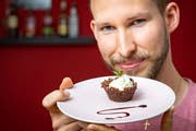 Insektenkoch Daniel Birchler mit einem Insekten-Snack. (Bild: Urs Bucher (17. Juli 2019))