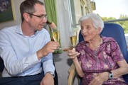 Gemeindepräsident Michael Litscher gratuliert Frieda Altherr, hier im vergangenen Jahr, zum Geburtstag. (Bild: iks)