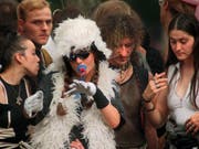 Vor 70 Jahren wurde der Nuggi, wie wir ihn heute kennen, patentiert. Mitte der 1990er - hier an der Street Parade 1995 - machte er kurzzeitig Karriere in der Techno-Szene: Nuggis verhinderten, dass sich Ecstasy-Konsumenten unkontrolliert auf Zunge und Lippen bissen. (Bild: Keystone/STR)