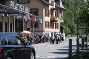Touristen müssen auf dem Weg zur Pilatusbahn die Brünigstrasse überqueren. (Bild: Nadia Schärli, Alpnachstad, 30. Juli 2019)