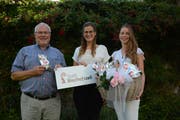 Freuen sich auf den 5. August: Bernhard Bischof, Zunftmeister der Bischofszeller Nachtwächter- und Türmerzunft, Melanie Rietmann von der Stadt Bischofszell, Leiterin Tourismus, Kommunikation und Marketing, und Andrea Scherrer, Fachspezialistin Kommunikation und Marketingservice in der Bischofszell Nahrungsmittel AG. (Bild: Georg Stelzner)