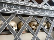Schädel im «Oratorio S. Anna» erinnern an die Sterblichkeit. Bild: Silvia Schaub