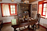 Während Unternehmer Adolph Philipse Karten spielte, schufteten in der Scheune und in der Mühle die Sklaven. Bild: Bryan Haeffele