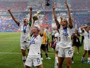 Die Amerikanerinnen um Megan Rapinoe (15), Allie Long (20) und Alex Morgan (links) gewannen in diesem Sommer die vorerst letzte WM mit 24 Mannschaften (Bild: KEYSTONE/AP/DAVID VINCENT)