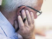 Eine Studie weist nach: Wer in der Jugend eine zweite Sprache lernt, entwickelt mehr Gehirnvolumen - und das bleibt so bis im Alter. Ob sich dieselbe Wirkung auch mit Senioren-Sprachkursen erzielen lässt, wird nun in einem weiteren Schritt erforscht. (Bild: Keystone/CHRISTIAN BEUTLER)