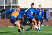 Abschlusstraining auf dem Kunstrasen: Otar Kakabadze (links) und Shkelqim Demhasaj. (Bild: Martin Meienberger/Freshfocus(Torshavn, 31. Juli 2019))