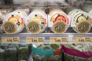 In den Migros- und Coop-Regalen stehen immer mehr vegane Produkte. (KEYSTONE/Urs Flueeler)