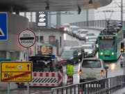Lange Autokolonne beim Zoll: Solche Bilder will die deutsche Regierung weniger oft sehen. Shoppingtouristen sollen deshalb künftig nur noch bei Einkäufen über 50 Euro die Mehrwertsteuer zurückerstattet bekommen. (Bild: Georgios Kefalas/Keystone)
