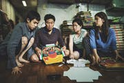 «Parasite»: Song Kang-ho spielt Ki-Taek, den Patron einer verarmten Familie, die sich mit Tricks und Lügen in das Anwesen der reichen Familie Park einnistet. In diesem Mikrokosmos vollzieht sich in der Folge ein irrwitziger, zunehmend brutaler Klassenkampf. «Parasite» ist Komödie, Thriller und Sozialparabel in einem. Ein Meisterwerk voller genialer Einfälle und unerwarteter Wendungen. Jetzt in den Schweizer Kinos. (LOR)