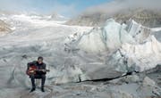 Die Gletscher haben den Blues. George Steinmann intoniert ihn auf dem Rhonegletscher. Videostill von 2015, zu sehen in Interlaken. (Bild:George Steinmann)