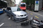 Abbiegemanöver mit Folgen: Der Autofahrer hat das Motorrad auf der Haldenstrasse in der Stadt Luzern übersehen. (Bild: PD/Luzerner Polizei)