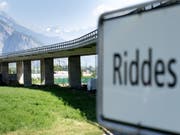 Der Viadukt in Riddes wird täglich von rund 10'000 Fahrzeugen überquert. Er dient der Kantonsstrasse T9 zur Überquerung der Rhone, mehrerer kommunaler Strassen und Wege, der A9 sowie der Bahngleise der Simplonlinie. (Bild: Keystone/LAURENT GILLIERON)