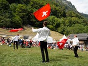 Folklore, Lampions, Feuerwerk und Reden von Bundesrätinnen und Bundesräten gehören zur Bundesfeier. (Bild: KEYSTONE/PETER KLAUNZER)