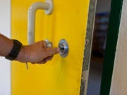 Der 33-Jährige, der am Sonntag in Au bei Wädenswil ZH seine Frau erstochen hat, sitzt in Untersuchungshaft. (Bild: KEYSTONE/GAETAN BALLY)