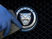 Ist der grösste Autoproduzent in Grossbritannien: Jaguar Land Rover aus dem indischen Tata-Konzern. (Bild: KEYSTONE/AP/FRANK AUGSTEIN)