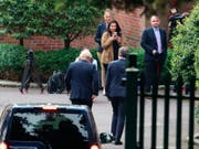 Trifft in Nordirland auf Kritik: Der britische Premierminister Boris Johnson (links), hier bei seiner Ankunft in Belfast am Mittwoch. (Bild: KEYSTONE/AP PA/LIAM MCBURNEY)
