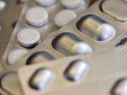 Magensäureblocker sind beliebte Medikamente. Manche schlucken sie sogar vorsorglich zusammen mit Schmerztabletten, um Sodbrennen zu vermeiden. Forscher warnen jetzt: Wer Magensäureblocker schluckt, hat ein erhöhtes Risiko für Allergien. (Bild: Keystone/DPA/SUSANN PRAUTSCH)