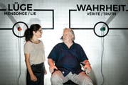 Nur mit Lügendetektor: Sibylle Lichtensteiger und Max Dohner im Gespräch über die Wahrheit im Journalismus. Bild: Chris Iseli (Stapferhaus Lenzburg, 19. Juni 2019 )