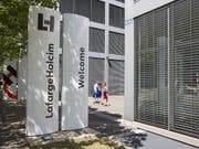 Der französisch-schweizerische Zementkonzern LafargeHolcim sieht sich auf Kurs für das Gesamtjahr. (Bild: KEYSTONE/PATRICK B. KRAEMER)
