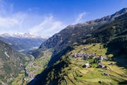 Das Puschlav bietet ausgedehnte Wanderwege, kulinarische Spezialitäten und schmucke Dörfer. Bild: Alamy