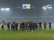 Magisch: Die FCB-Spieler bedanken sich für den Support aus der Muttenzer Kurve und die Gänsehaut-Atmosphäre (Bild: KEYSTONE/GEORGIOS KEFALAS)