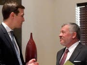 US-Präsidentenberater Jared Kushner (links) ist am Mittwoch zu Gesprächen über seinen Nahost-Friedensplan mit dem jordanischen König Abdallah II. (rechts) zusammengekommen. In wenigen Tagen wird der Schwiegersohn von US-Präsident Donald Trump in Israel erwartet. (Bild: KEYSTONE/EPA JORDANIAN ROYAL PALACE/JORDANIAN ROYAL PALACE HANDO)