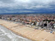 Fertig gebadet: Nach starkem Regen am Wochenende ist das Wasser an den Stränden von Rimini zu stark mit Bakterien verseucht. (Bild: KEYSTONE/EPA/PASQUALE BOVE)