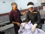 Mindestens 34 Tote und 17 Verletzte forderte am Mittwoch ein Bombenanschlag im Westen Afghanistans. Zahlreiche Verletzte wurden in einem Spital in Herat medizinisch versorgt. (Bild: KEYSTONE/EPA/JALIL REZAYEE)
