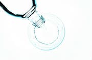 Für viele der grösste Genuss überhaupt: ein Glas Schweizer Mineralwasser. Bild: Getty Images