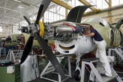 Ein Flugzeug des Typs PC-21 der Pilatus wird in Stans zusammengebaut. (Bild: Keystone (5.Oktober 2007)).