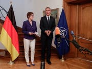 Die deutsche Verteidigungsministerin Annegret Kramp-Karrenbauer (links) hat bei ihrem Antrittsbesuch bei Nato-Generalsekretär Jens Stoltenberg (rechts) die alte Zusage bekräftigt, dass der Anteil der deutschen Verteidigungsausgaben am Bruttoinlandprodukt bis 2024 auf 1,5 Prozent steigen soll. (Bild: KEYSTONE/EPA POOL/STEPHANIE LECOCQ / POOL)