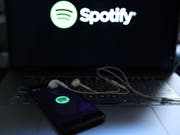 Der schwedische Streamingdienst Spotify möchte mehr zahlende Kunden gewinnen. (Bild: KEYSTONE/EPA/HAYOUNG JEON)