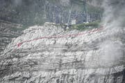 Nebel verhindert am Mittwoch das Ausrollen der Fahne. (Bild: Ralph Ribi)