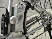 Leistungsstarke Lithium-Ionen-Batterien wie beispielsweise in E-Bikes können explodieren. Forscher haben nun einen alternativen, nicht entflammbaren Elektrolytkörper entwickelt. (Bild: Keystone/MARTIAL TREZZINI)