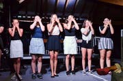 «Fair», das Abschlussmusical von 27 Sekundarschüler, im Dachstock vom Schulhaus Lützelmurg, beinhaltete Tiefgang und Humor, gepaart mit Gesang, Musik und Schauspiel. (Bild: Christoph Heer)