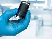Biegsam und ultraleicht: CIGS-Solarzellen auf einer flexiblen Kunststofffolie. (Bild: Empa)