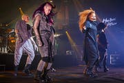 Janet Jackson und ihre Tänzer. (KEYSTONE/Valentin Flauraud)