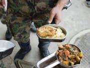 Woran die Rekruten erkrankten, ist bisher nicht bekannt. Nach Medienberichten war verdorbenes Essen der Auslöser. (Bild: Keystone/MARTIN RUETSCHI)