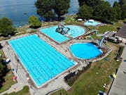 Bei vielen aus der Stadt beliebt: Ein Besuch des Schwimmbads in Arbon lässt sich gut mit einer Velotour verbinden. (Bild: Reto Martin)