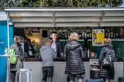 Auf dem Inseli bleibt alles beim Alten. Im Bild bedient Max Sturm von der «Buvette im Inselipark» seine Gäste. (Bild: Pius Amrein, Luzern, 1. April 2019)