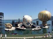 Probenbetrieb auf der Seebühne der Bregenzer Festspiele: Am 17. Juli wird die Oper «Rigoletto» erstmals in Bregenz aufgeführt. Die Bühne und mit ihr der Clownkopf bewegen sich wie ein grosse, dynamische Maschine. (Bild: Keystone-SDA Nathalie Grand)