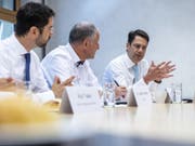 Von links: Cemsuisse-Direktor Stefan Vannoni, Francis Krähenbühl, CEO und VR-Präsident der Emil Egger & Cie SA, sowie Swissmem-Direktor Stefan an einem Mediengespräch zum Thema «Die Industrie ist ein verlässlicher Partner in der Klimapolitik» am Donnerstag in Bern. (Bild: Keystone/MARCEL BIERI)