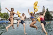 Mitten durch Zürichs City: Nicht nur beim Limmatschwimmen herrscht hier im Sommer Hochbetrieb. (Bild: Keystone)